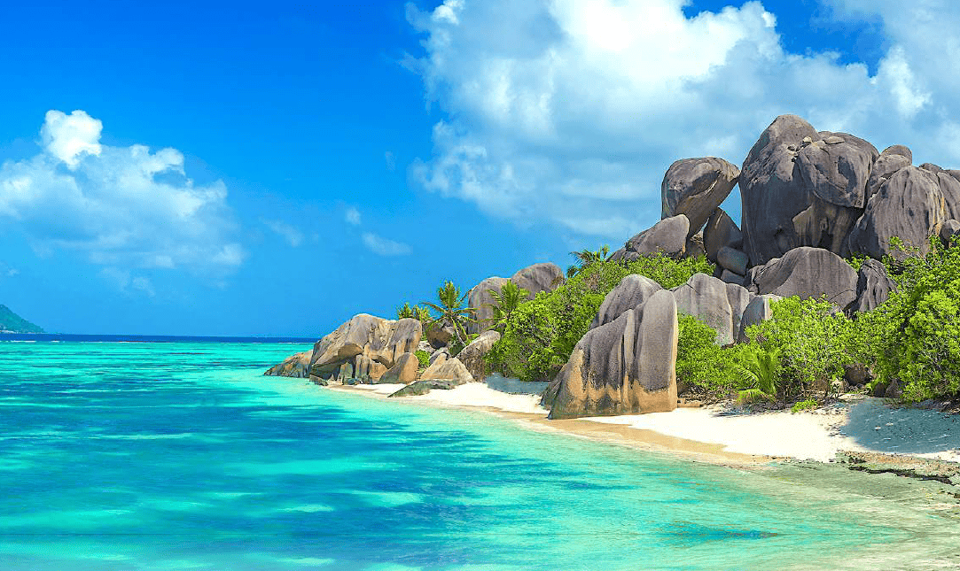 Plage paradisiaque aux Seychelles avec rochers granitiques et eau turquoise