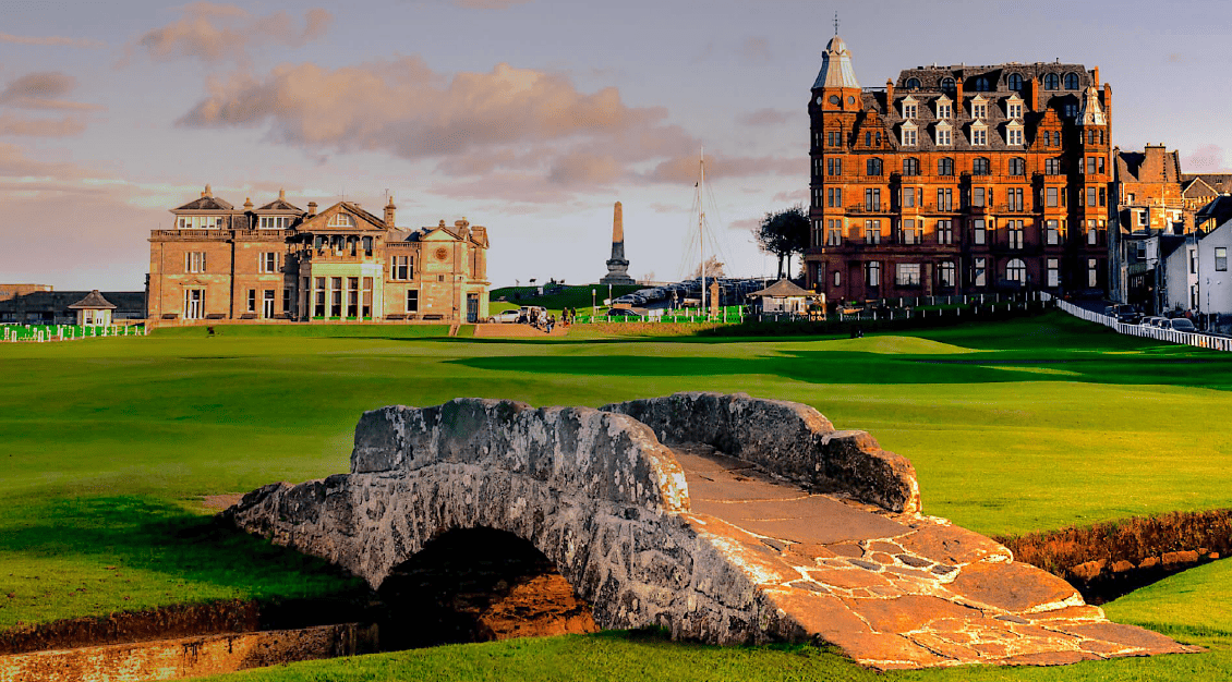 Golf historique de St Andrews en Écosse avec le pont emblématique
